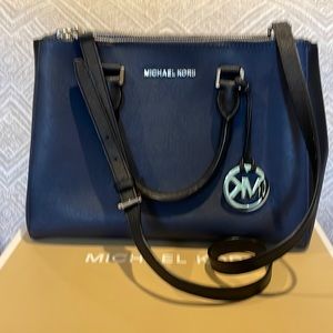 Beautiful hand bag. Very week take care. Excellent condition.